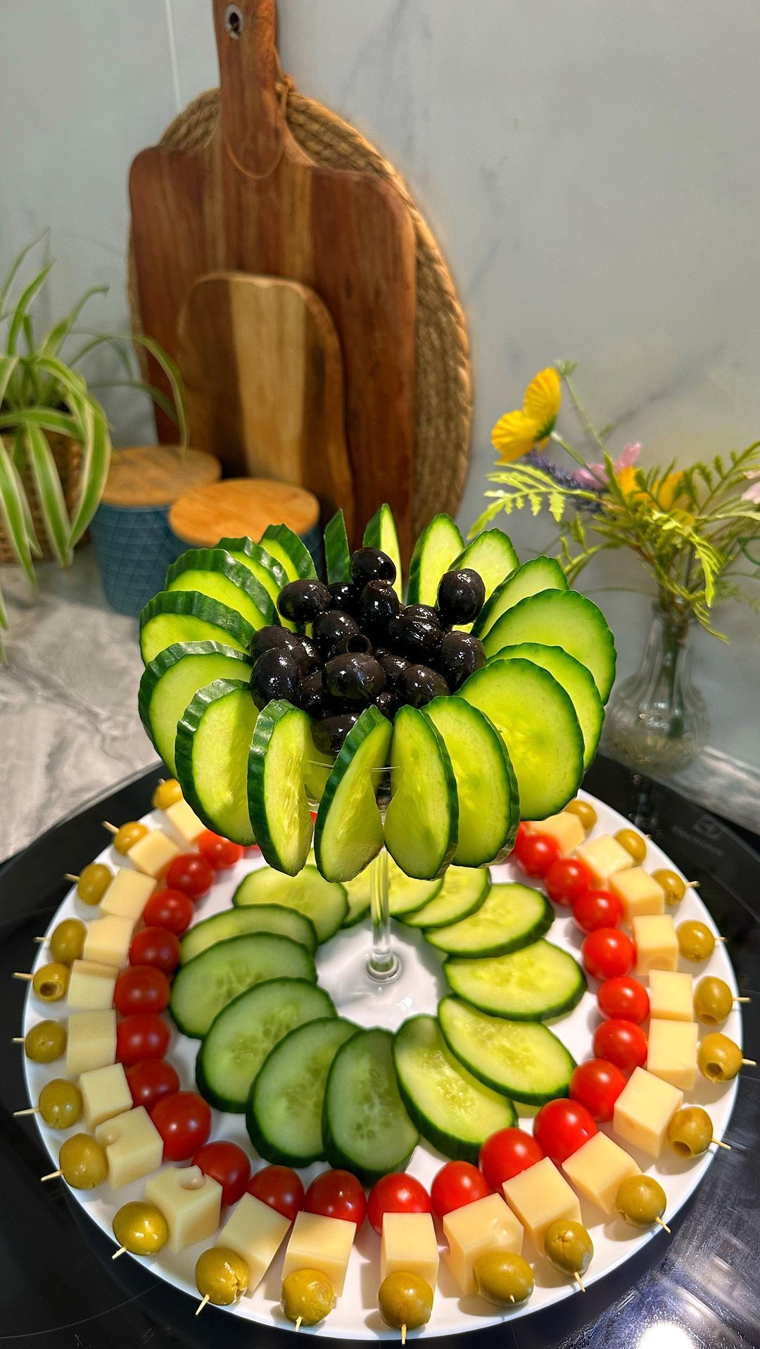 چیدمان و تزیین مخلفات کنار غذا