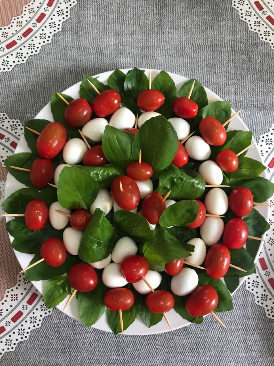 چیدمان و تزیین مخلفات کنار غذا