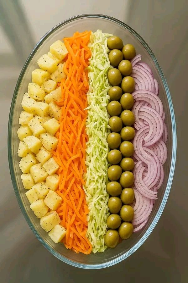 چیدمان و تزیین مخلفات کنار غذا