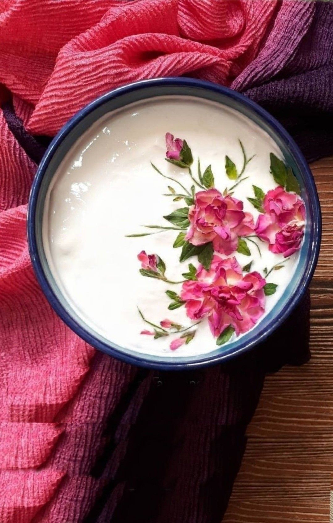 چیدمان و تزیین مخلفات کنار غذا