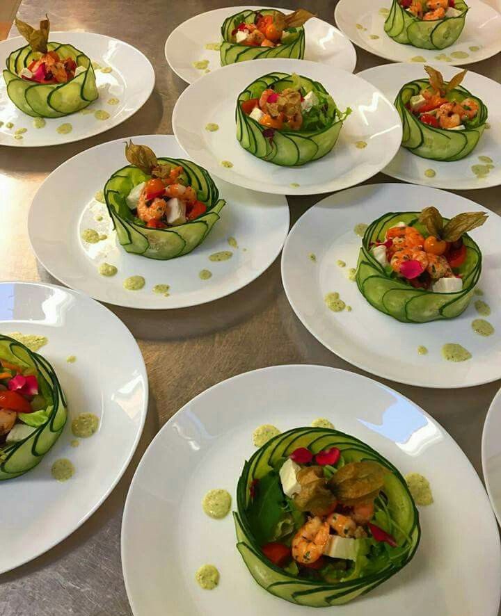 چیدمان و تزیین مخلفات کنار غذا