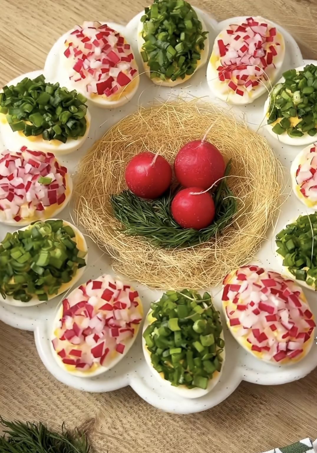 چیدمان و تزیین مخلفات کنار غذا