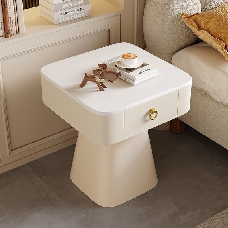 میز کنار تخت