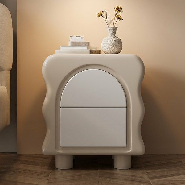 میز کنار تخت