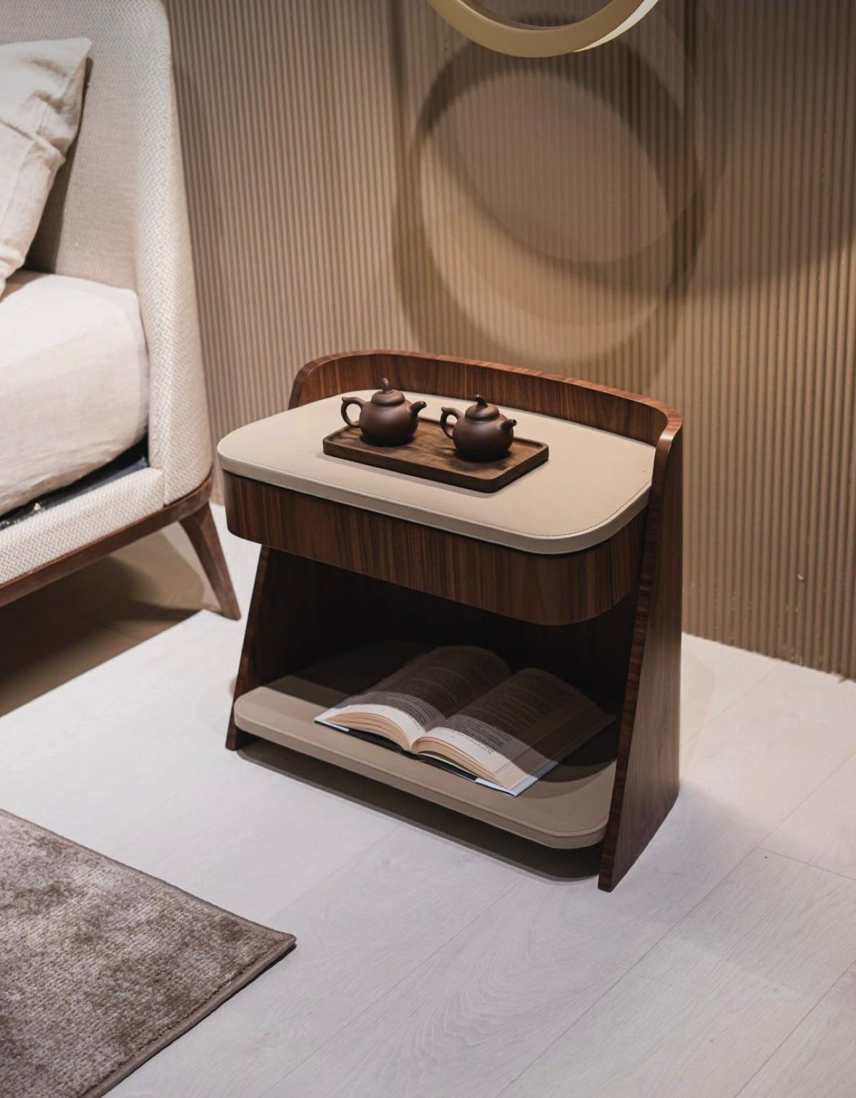 میز کنار تخت