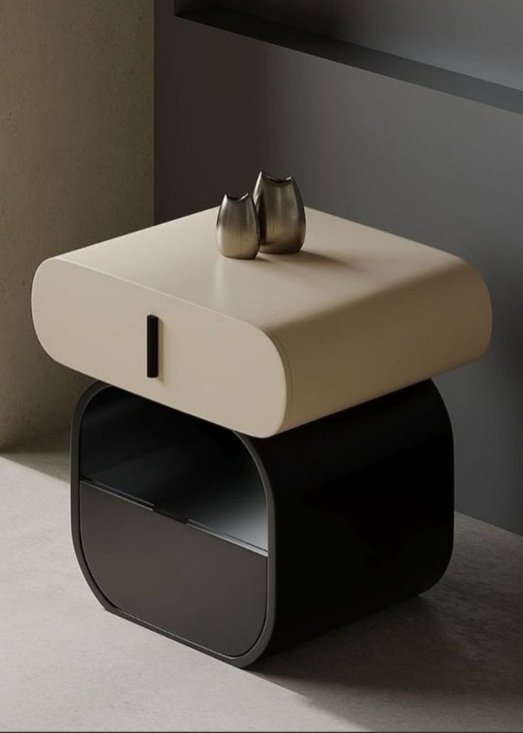 میز کنار تخت