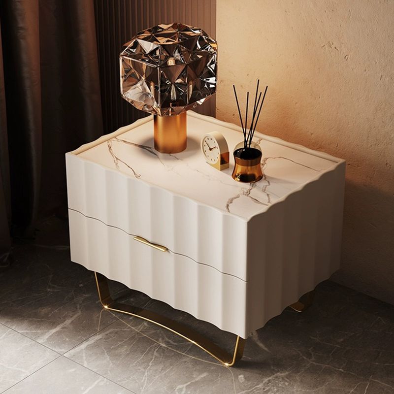 میز کنار تخت