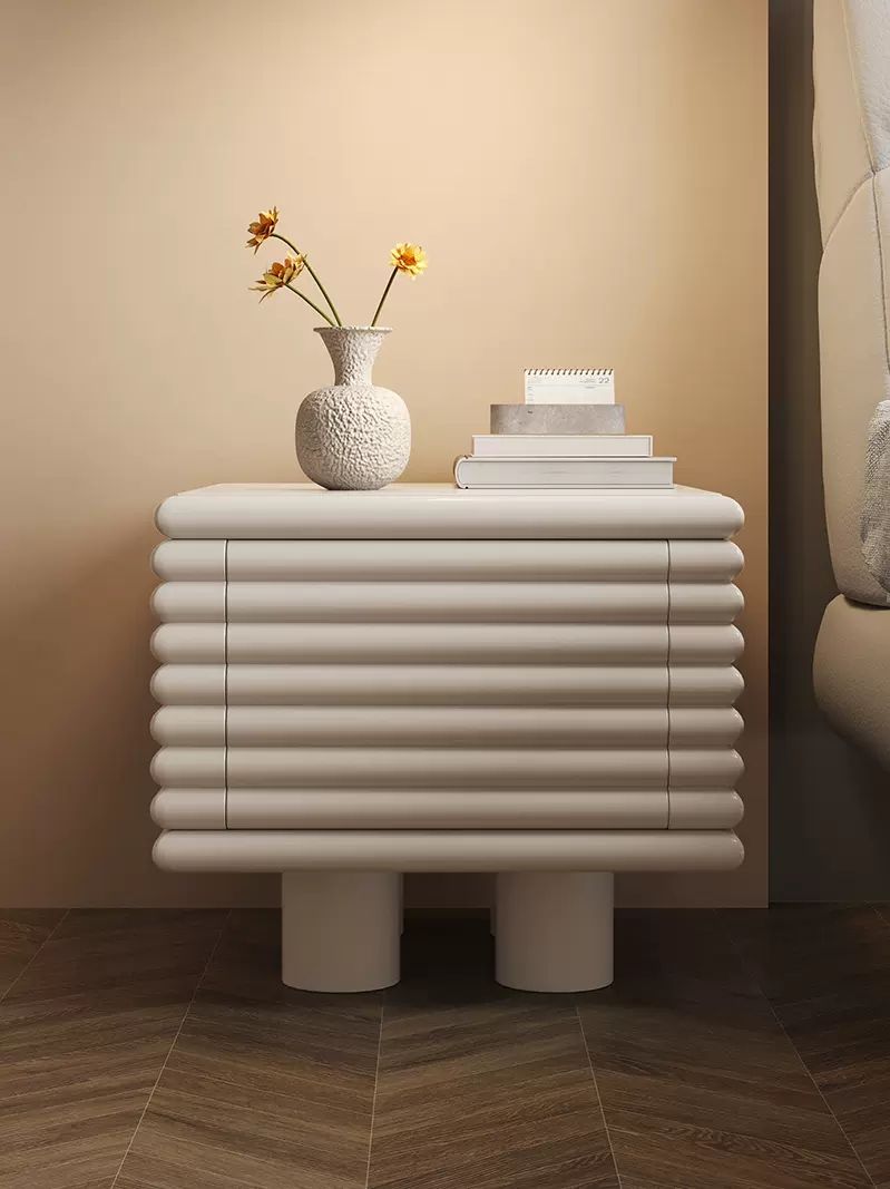 میز کنار تخت