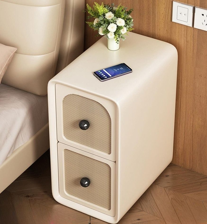 میز کنار تخت