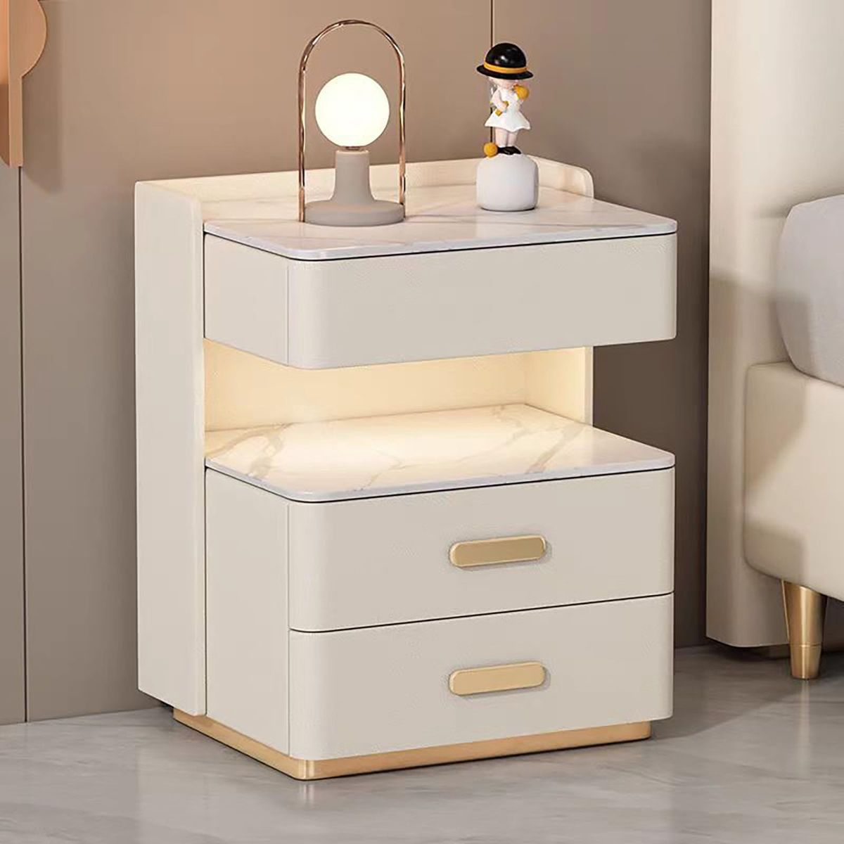 میز کنار تخت