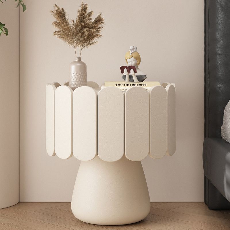 میز کنار تخت