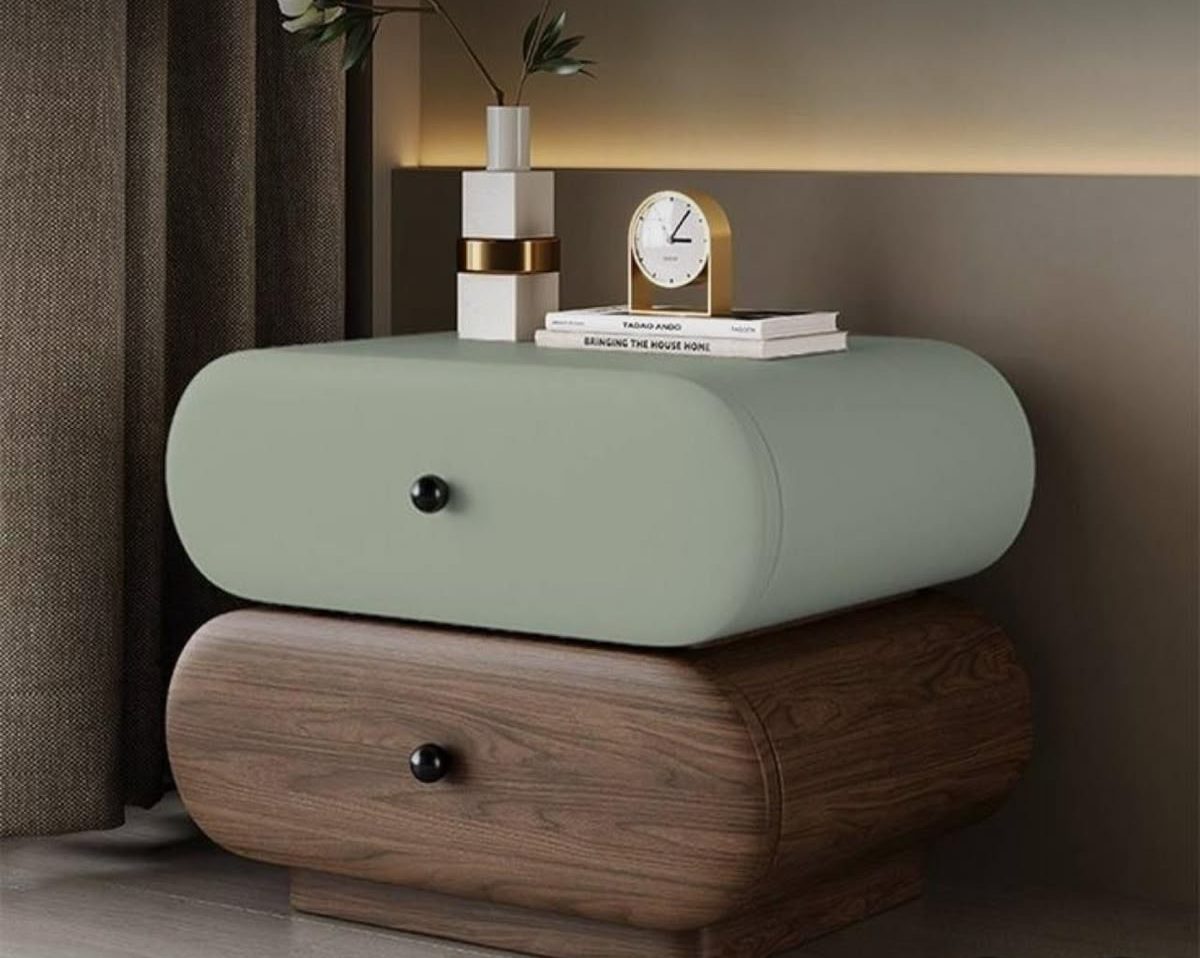 میز کنار تخت