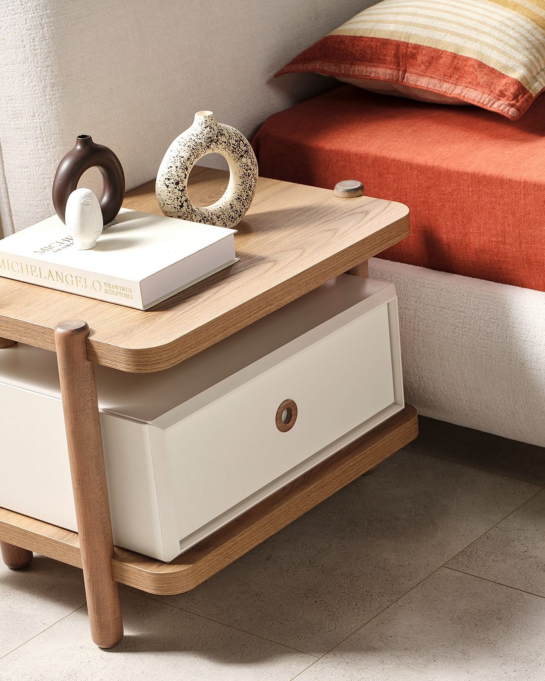 میز کنار تخت