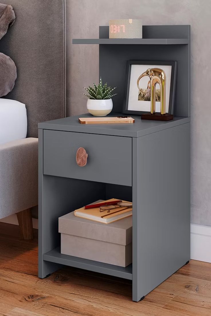 میز کنار تخت