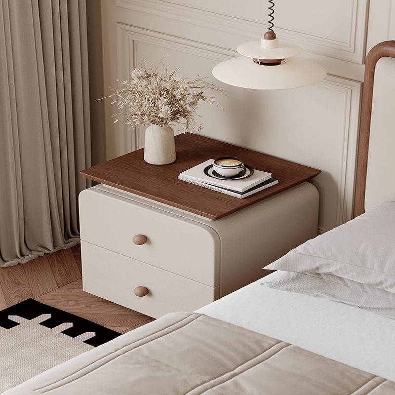 میز کنار تخت