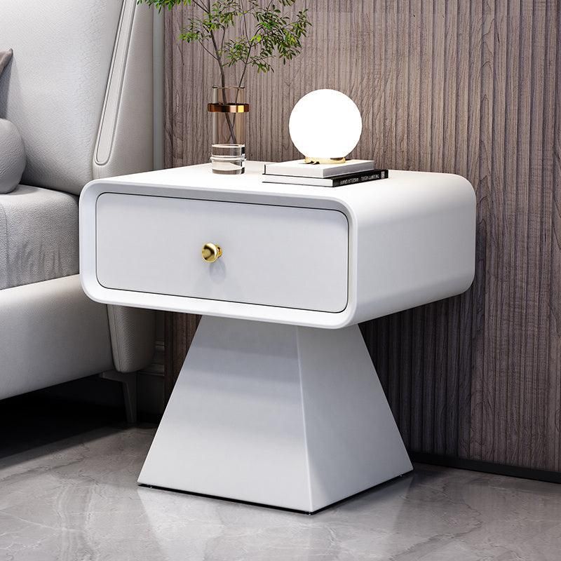 میز کنار تخت