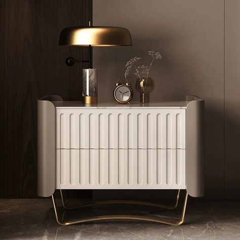 میز کنار تخت