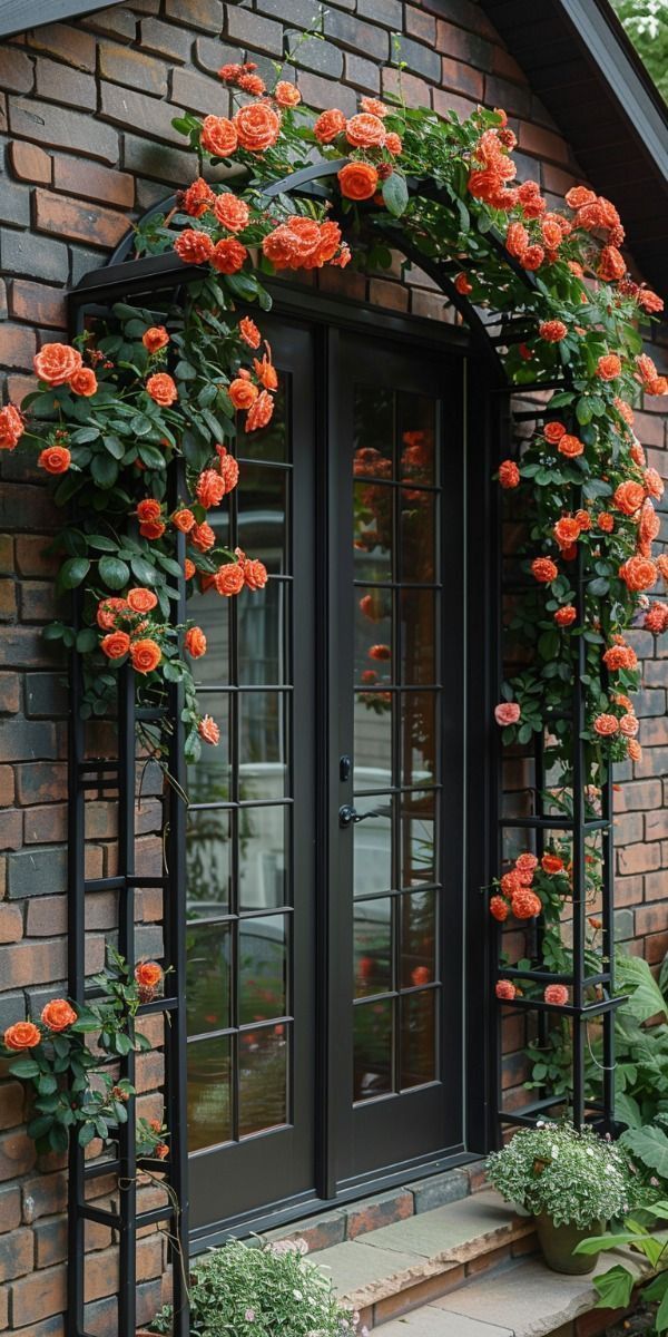  گل کاری جلوی در و تزیین ورودی با گل طبیعی