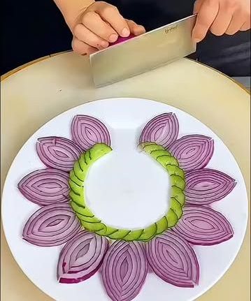 تزیین پیاز کنار غذا