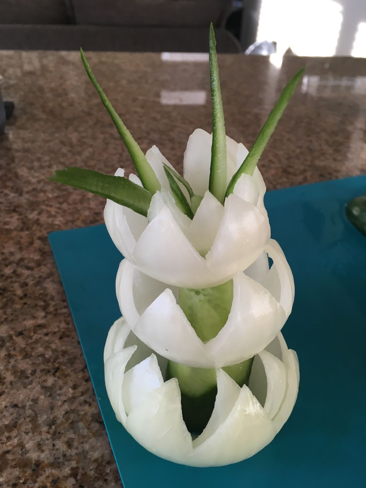 تزیین پیاز کنار غذا