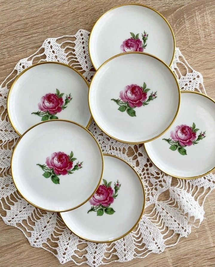 ظروف گل قرمز