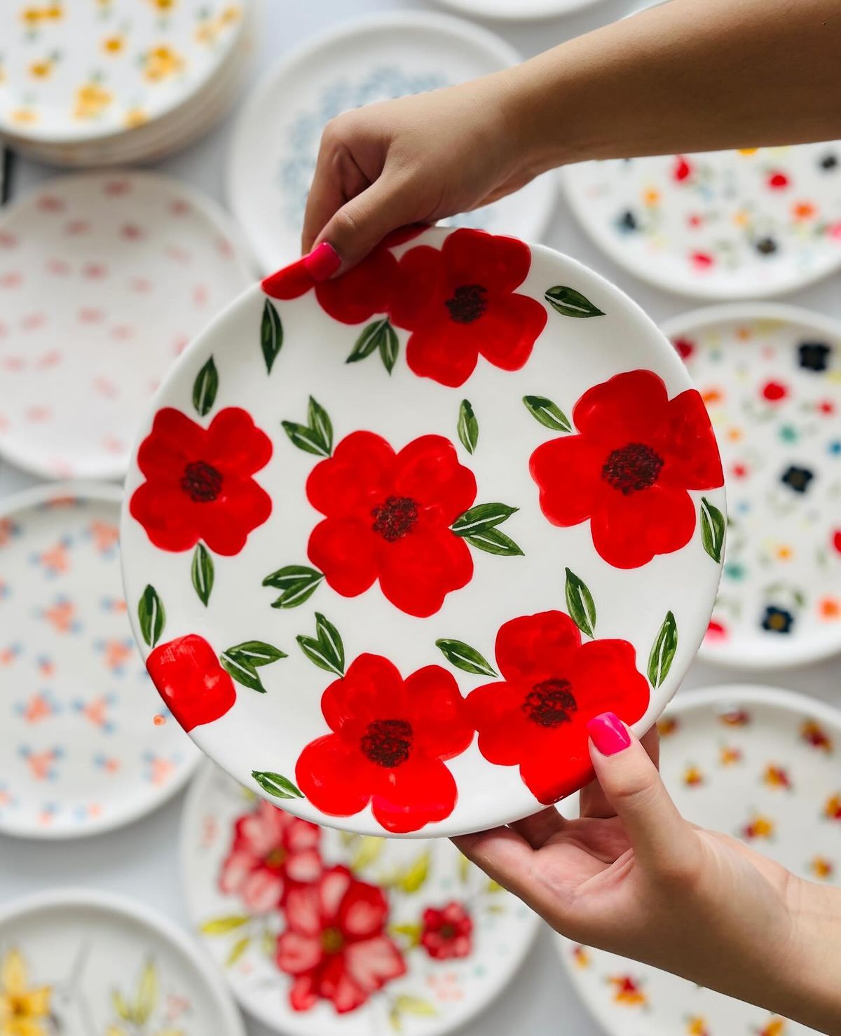 ظروف گل قرمز