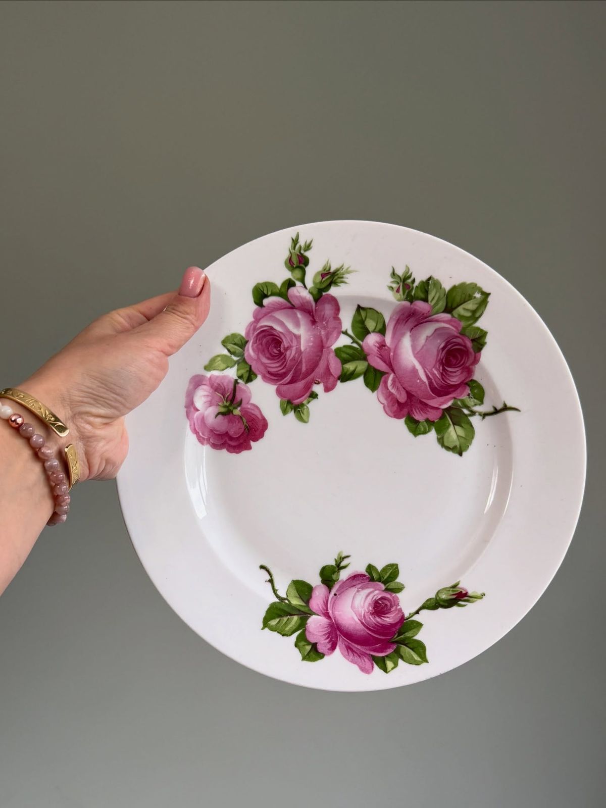 ظروف گل قرمز