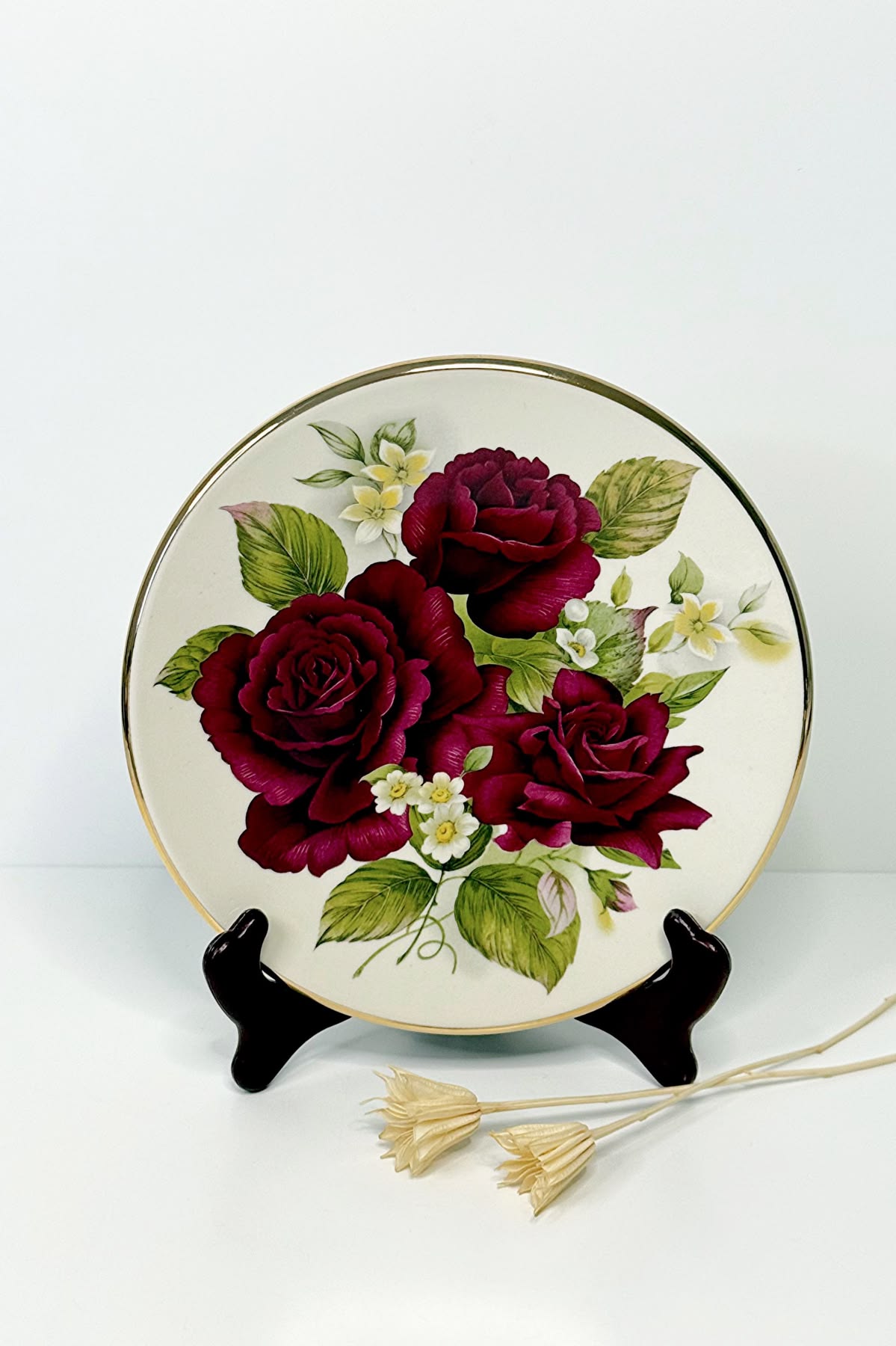 ظروف گل قرمز