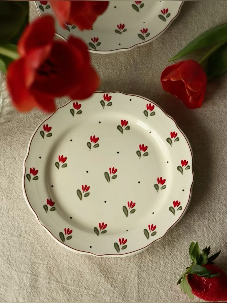 ظروف گل قرمز