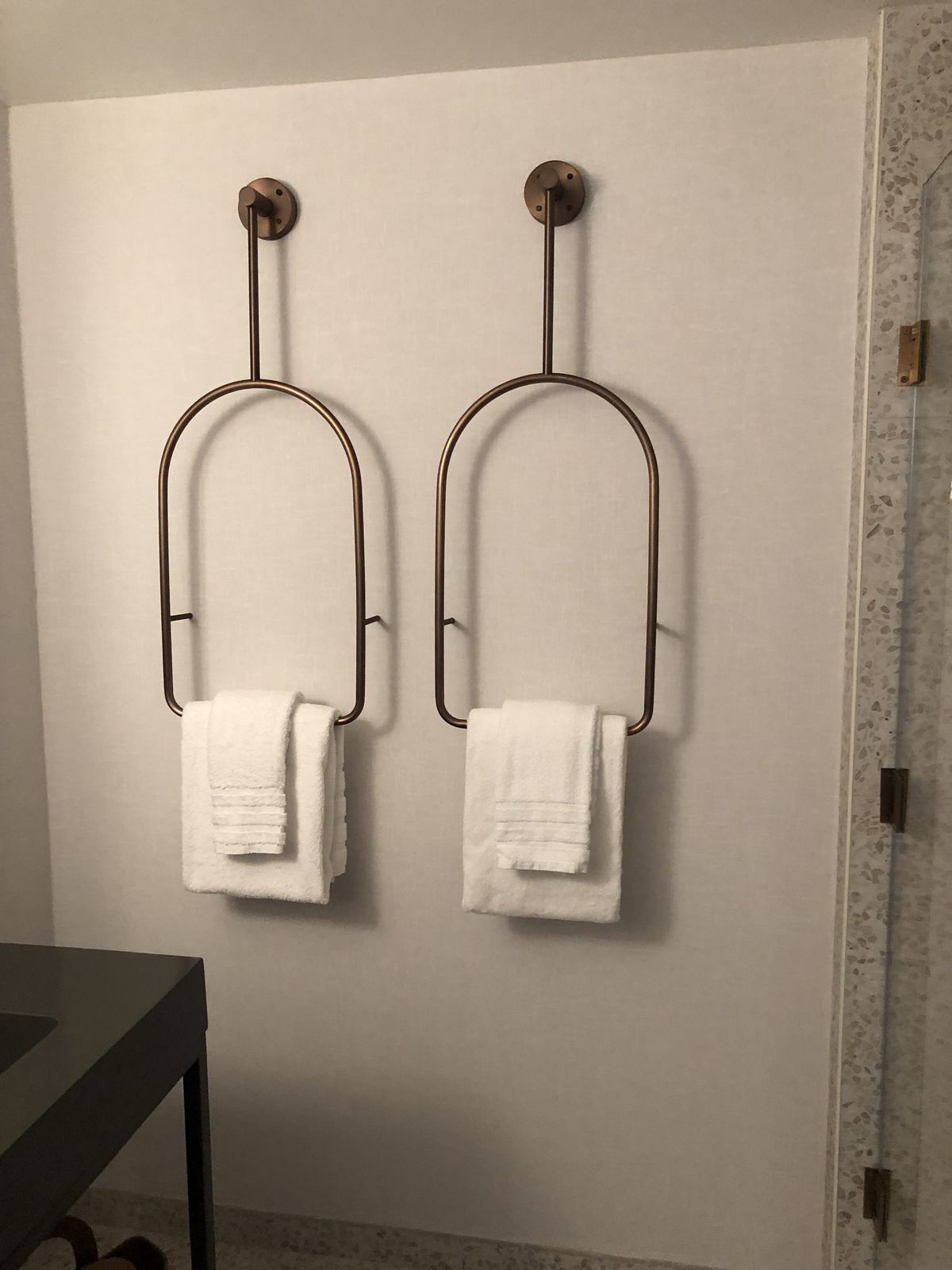 آویز حوله سرویس بهداشتی