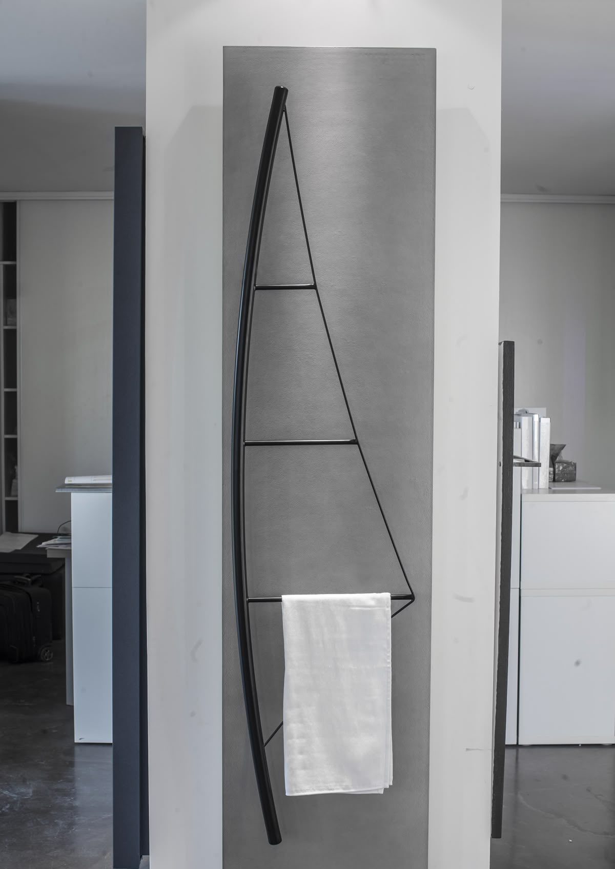 آویز حوله سرویس بهداشتی