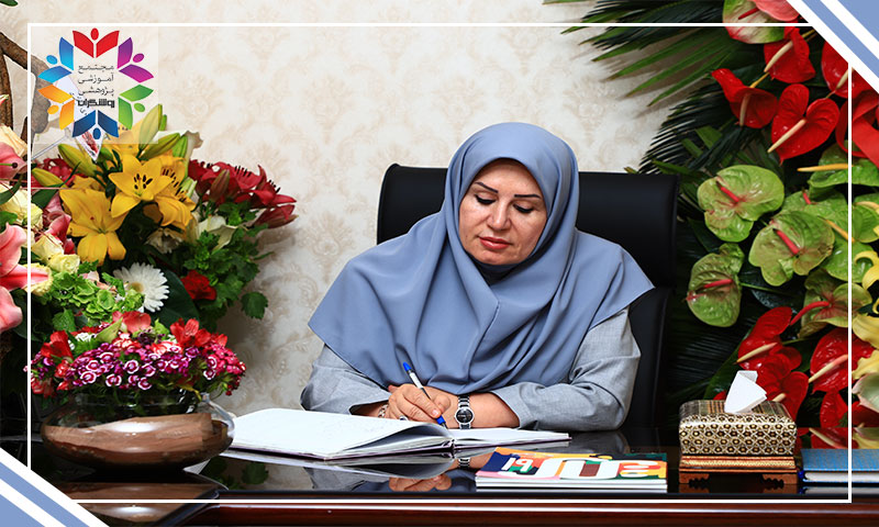 <p>در سالهای اخیر، نگاه به آموزش در مدارس تنها به انتقال مفاهیم درسی محدود نبوده و بیش از گذشته بر کیفیت محیط یادگیری، آرامش روانی دانشآموزان و ارتباط میان مدرسه و خانواده تمرکز شده است. در این میان، نقش مدیریت آموزشی به عنوان یکی از عناصر کلیدی در موفقیت یک مجموعه آموزشی، اهمیت ویژهای پیدا کرده است.</p><p>مدیریت مدرسه دیگر صرفاً یک نقش اجرایی یا نظارتی نیست؛ بلکه به عنوان محور اصلی تصمیمگیریهای آموزشی، فرهنگی و تربیتی شناخته میشود. کیفیت فضای مدرسه، نحوه تعامل کادر آموزشی با دانشآموزان و حتی میزان احساس امنیت روانی در محیط یادگیری، همگی تا حد زیادی به رویکرد مدیریتی آن مجموعه وابسته است.</p><p>در همین راستا، <strong>خانم زهرا بیگدلی آذری</strong> به عنوان مدیریت مجتمع آموزشی روشنگران، با تمرکز بر ایجاد ساختاری منسجم و توسعهمحور، تلاش کرده است رویکردی را در این مجموعه دنبال کند که در آن آموزش تنها به کلاس درس محدود نباشد. این رویکرد بر پایه توجه همزمان به آموزش علمی، فعالیتهای مهارتی و ایجاد فضای ارتباطی سالم میان دانشآموزان و معلمان شکل گرفته است.</p><p><span style="color: #000000;"><strong>خانم زهرا بیگدلی آذری</strong> ملقب به <strong>خانم آذری</strong>، از مدیران باسابقه و شناختهشده حوزه آموزش و پرورش ایران و مدیریت <strong>مجموعه روشنگران</strong> است که فعالیت حرفهای خود را از سال ۱۳۵۸ آغاز کرد. نام خانم <strong>زهرا بیگدلی آذری (خانم آذری) </strong>طی دههها فعالیت آموزشی، فرهنگی و مدیریتی، با کیفیت آموزشی، نوآوری در مدیریت مدارس و توسعه سیستمهای نوین آموزشی گره خورده است.</span></p><p><span style="color: #000000;">امروزه بسیاری از افراد با جستجوی عباراتی مانند <strong>«مدیریت مجموعه روشنگران»</strong> ، <strong>«زهرا بیگدلی آذری»</strong> و <strong>«موسس روشنگران»</strong> به دنبال آشنایی با سوابق و فعالیتهای ایشان هستند.</span></p><p><span style="color: #000000;">برای اطلاعات بیشتر از بیوگرافی خانم زهرا بیگدلی آذری مدیر روشنگران <a href="https://roshangaran-elementary.com/%d8%ae%d8%a7%d9%86%d9%85-%d8%b2%d9%87%d8%b1%d8%a7-%d8%a8%db%8c%da%af%d8%af%d9%84%db%8c-%d8%a2%d8%b0%d8%b1%db%8c-%d9%85%d8%af%db%8c%d8%b1%db%8c%d8%aa-%d8%b1%d9%88%d8%b4%d9%86%da%af%d8%b1%d8%a7%d9%86/" rel="follow noopener" target="_blank"><strong>اینجا</strong></a> کلیک کنید. </span></p><p><span style="color: #000000;"><img src="https://cdn.triboon.net/media/reportage_images/3596e5c1-f69d-4306-9f5a-a3b0ab89b76c.jpg" alt="خانم زهرا بیگدلی آذری"></span></p><p>یکی از نکات مهم در مدیریت آموزشی نوین، توجه به نیازهای واقعی دانشآموزان است. تجربه نشان داده است که کودکان و نوجوانان زمانی عملکرد بهتری دارند که در محیطی امن، قابل پیشبینی و حمایتگر قرار بگیرند. در چنین شرایطی، نقش مدیریت مدرسه در ایجاد این ساختار حمایتی بسیار تعیینکننده است.</p><p>در <strong>مجتمع آموزشی روشنگران</strong> نیز تلاش شده است ارتباط میان خانوادهها و مدرسه به شکل مستمر حفظ شود تا فرآیند آموزشی تنها در محدوده مدرسه تعریف نشود، بلکه به یک همکاری مشترک میان خانه و مدرسه تبدیل شود. این ارتباط میتواند در درک بهتر نیازهای دانشآموزان و کاهش چالشهای رفتاری یا آموزشی نقش مهمی داشته باشد.</p><p>از سوی دیگر، توجه به فعالیتهای گروهی، برنامههای فرهنگی و ایجاد فضای تعامل میان دانشآموزان، از جمله مواردی است که در مدلهای آموزشی نوین مورد تأکید قرار گرفته است. این نوع فعالیتها علاوه بر تقویت مهارتهای اجتماعی، به افزایش احساس تعلق دانشآموزان به محیط مدرسه کمک میکند.</p><p>در سالهای اخیر و با توجه به افزایش تقاضای خانوادهها برای ادامه مسیر تحصیلی در یک مجموعه واحد، ساختار آموزشی این مجموعه نیز توسعه یافته و مقطع <a href="https://roshangaran-elementary.com/" rel="follow noopener" target="_blank"><strong>دبستان روشنگران </strong></a>به آن افزوده شده است. این توسعه در راستای ایجاد یک مسیر آموزشی یکپارچه از مقاطع ابتدایی تا سطوح بالاتر انجام شده است.</p><p>خانم زهرا بیگدلی آذری برای تاسیس مقطع دبستان با تحقیق درمورد سیستم آموزشی کشورهای پیشرفته جهان علی الخصوص انگلستان و بهره گیری از تجربه های چندین ساله خویش در مدیریت مدارس بین المللی نظیر المکاتب و شیوفات ، دبستان روشنگران (باغ مدرسه روشنگران) را مطابق با استاندارد های جهانی علی الخصوص OFSTED انگلستان پایه ریزی کردند.</p><p>دبستان روشنگران با درک اهمیت بازی در آموزش کودک و تاثیر پروژه محوری در آموزش ، سیاست های آموزشی خود را به گونه ای تنظیم کرده است تا دبستان روشنگران دارای یکی از مناسب ترین و بهینه ترین سیاست های آموزشی در برای آموزش کودکان نسل دیجیتال و هوش مصنوعی یعنی نسل آلفا باشد. همچنین در همین راستا خانم زهرا بیگدلی آذری به عنوان مدیر و موسس روشنگران به همراه تیم قدرتمند خود برای اولین بار تکنولوژی Game Wall یا دیوار های بازی را در خاورمیانه بومی سازی کردند و نیز فناوری هایی همچون C-touch های هوشمند را که در ایران کم نظیرند در دبستان روشنگران به کار گرفتند.</p><p>بطور کلی کارشناسان حوزه آموزش معتقدند که موفقیت یک مدرسه تنها به امکانات آموزشی وابسته نیست، بلکه نحوه مدیریت، کیفیت ارتباطات انسانی و نگاه بلندمدت به فرآیند آموزش، نقش تعیینکنندهتری دارد. به همین دلیل، رویکردهای مدیریتی که بر تعامل، برنامهریزی و توجه به نیازهای واقعی دانشآموزان تمرکز دارند، معمولاً نتایج پایدارتری در کیفیت آموزش ایجاد میکنند.</p><p>در نهایت، میتوان گفت مدیریت آموزشی زمانی موفق خواهد بود که بتواند میان آموزش، تربیت و آرامش روانی دانشآموزان تعادل برقرار کند؛ موضوعی که در سالهای اخیر به یکی از اصلیترین شاخصهای ارزیابی کیفیت مدارس تبدیل شده است.</p></body></html>