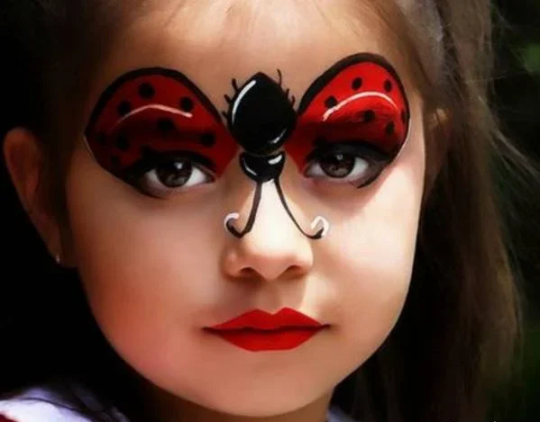 نقاشی گرافیکی روی صورت کودک