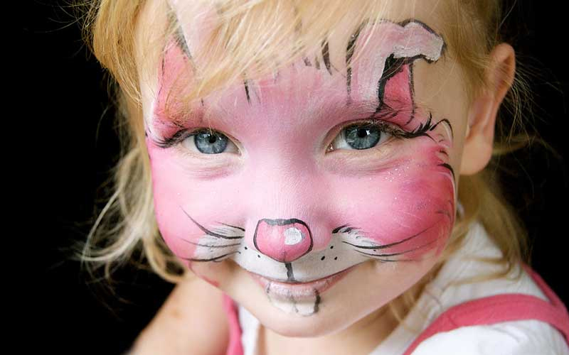 نقاشی گرافیکی روی صورت کودک