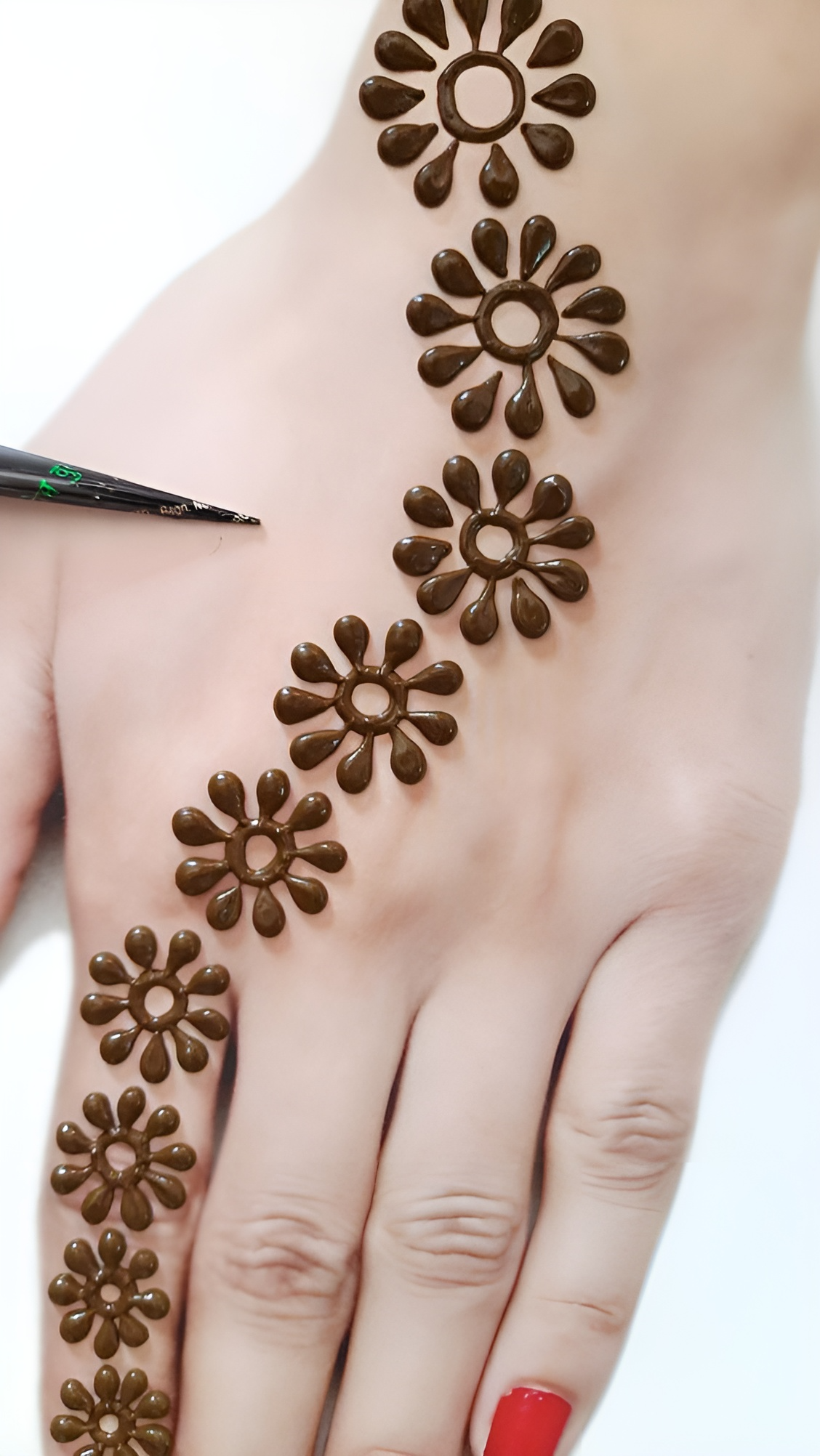 طراحی حنا روی دست ساده