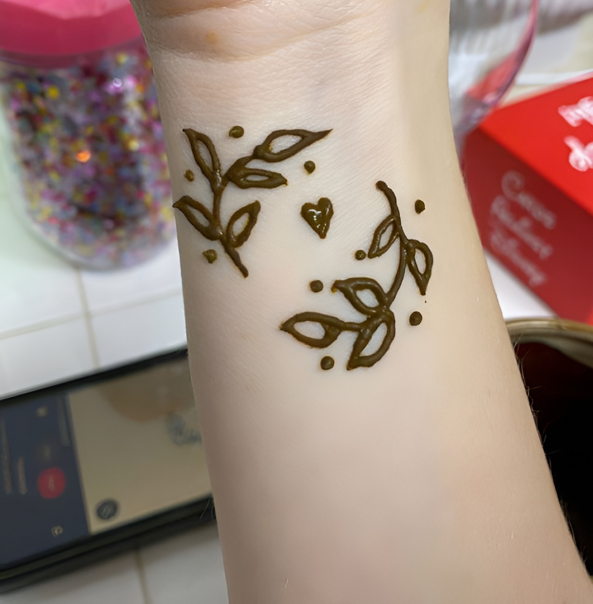 طراحی حنا روی دست ساده