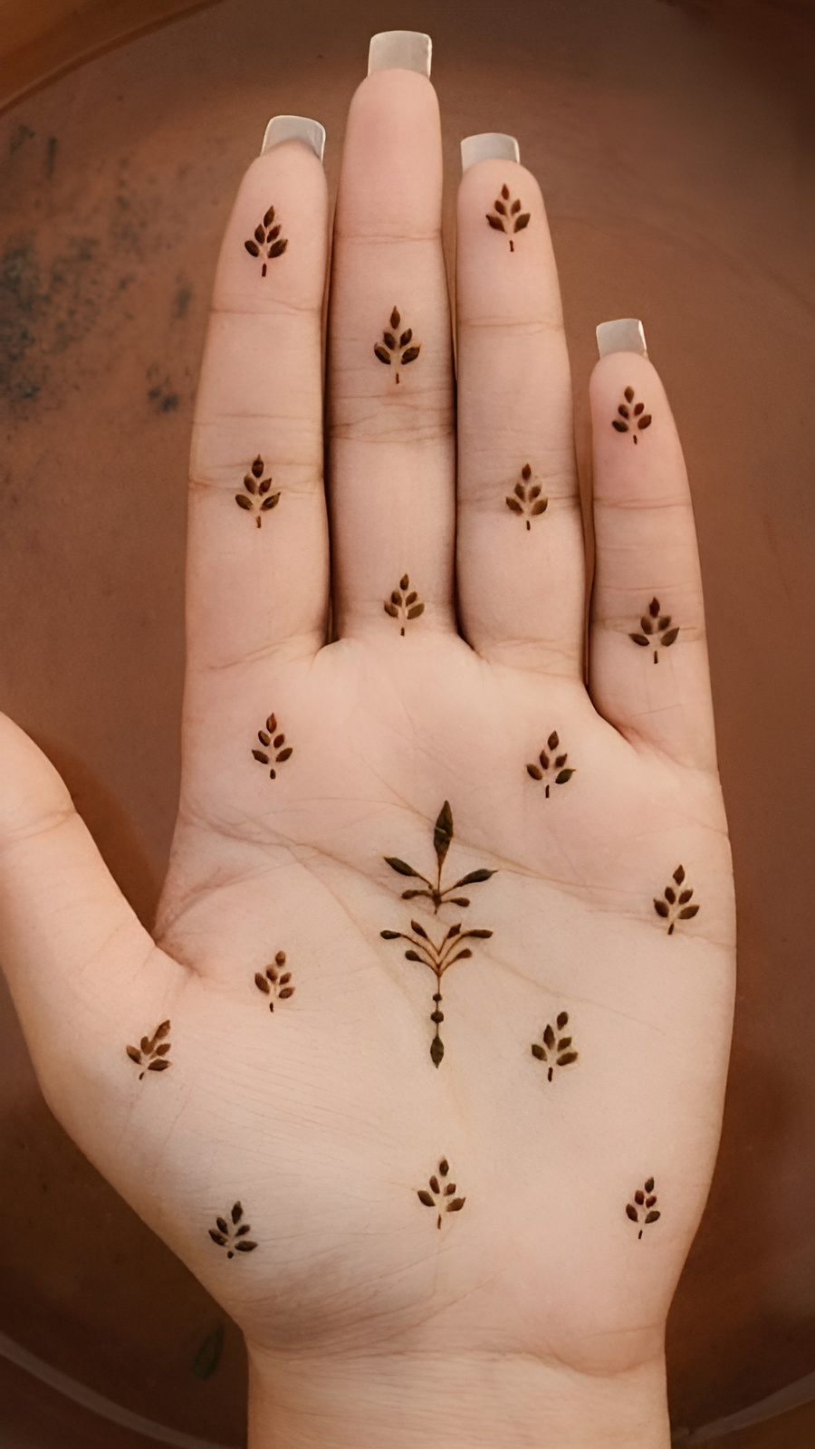 طراحی حنا روی دست ساده