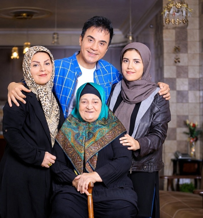 داریوش فرضیایی در کنار مادر، خواهر و خواهر زاده اش