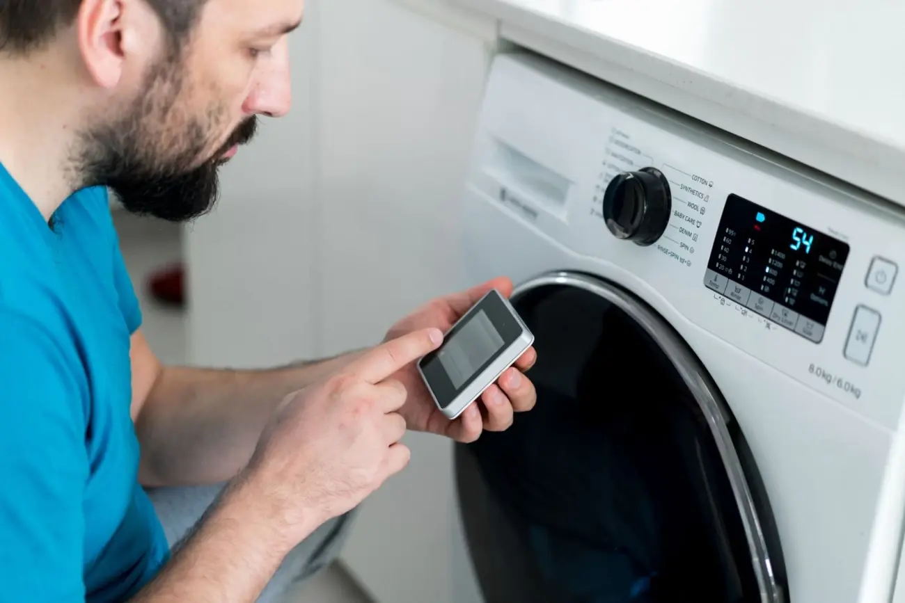 عیبیابی علت روشن نشدن ماشین لباسشویی و بررسی صفحه نمایش دستگاه