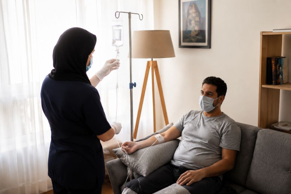 چرا مرکز همراه طب، انتخاب ایده آل برای سرم تراپی در منزل است؟