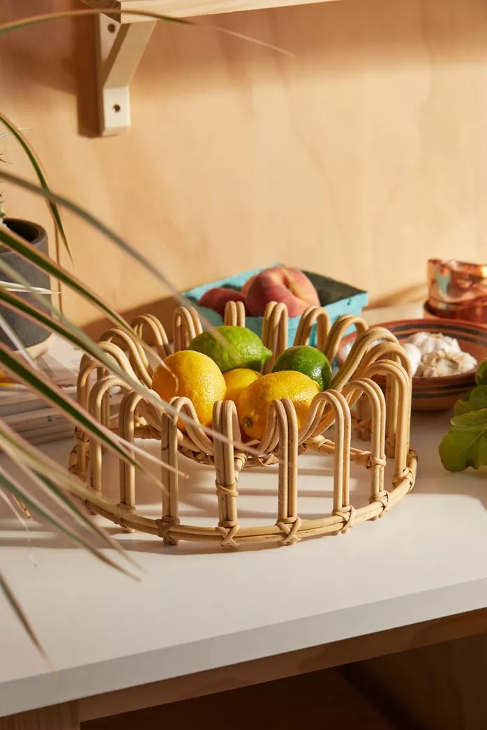 سبد حصیری نان و میوه