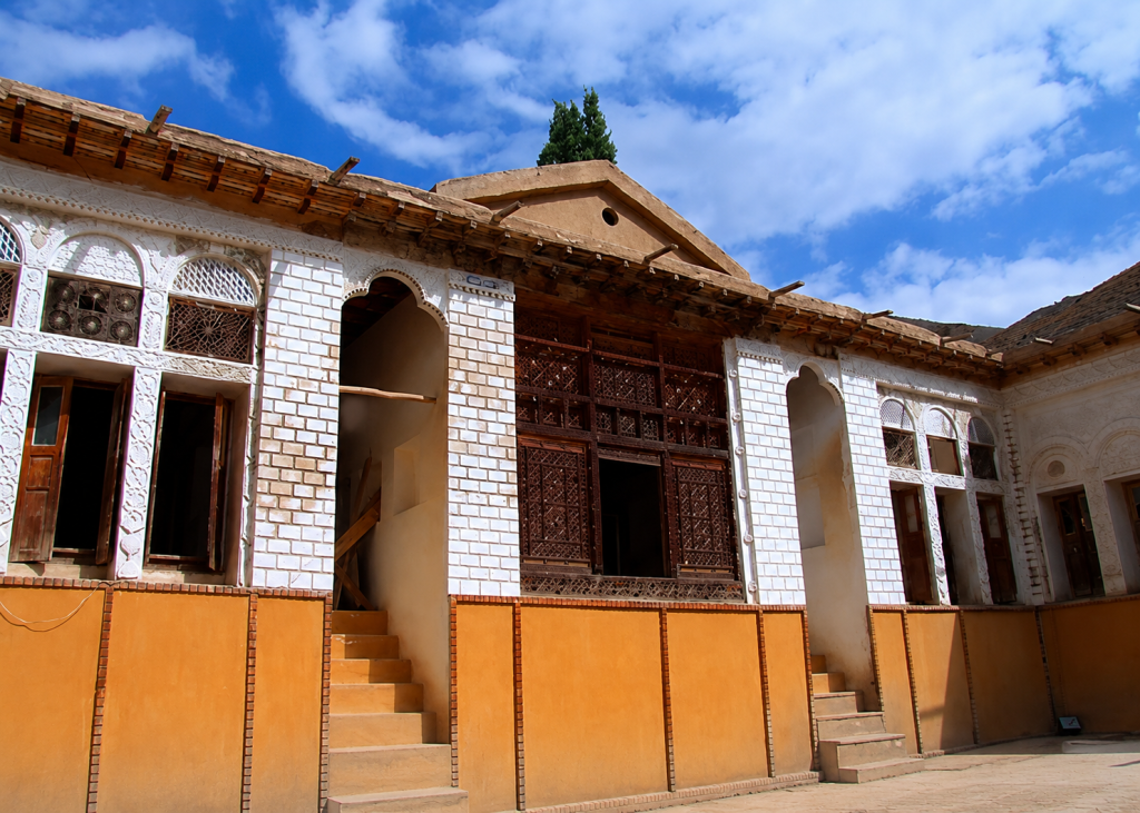 نیما یوشیج 