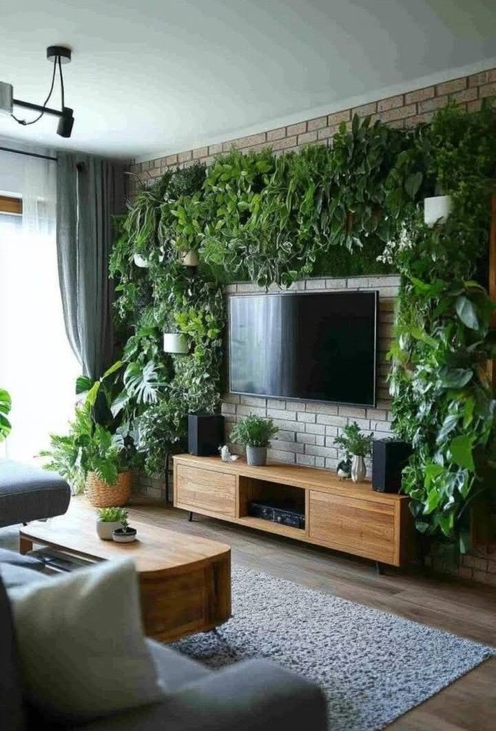چیدمان گل طبیعی کنار تلویزیون
