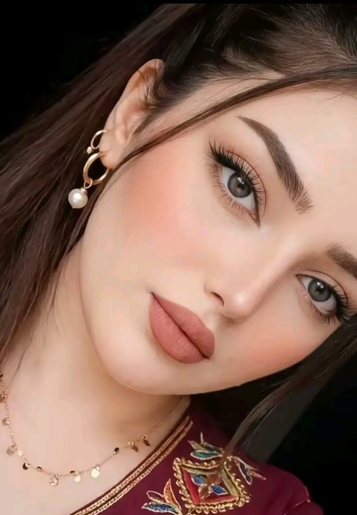 رژلب گوشتی - خط لب گوشتی