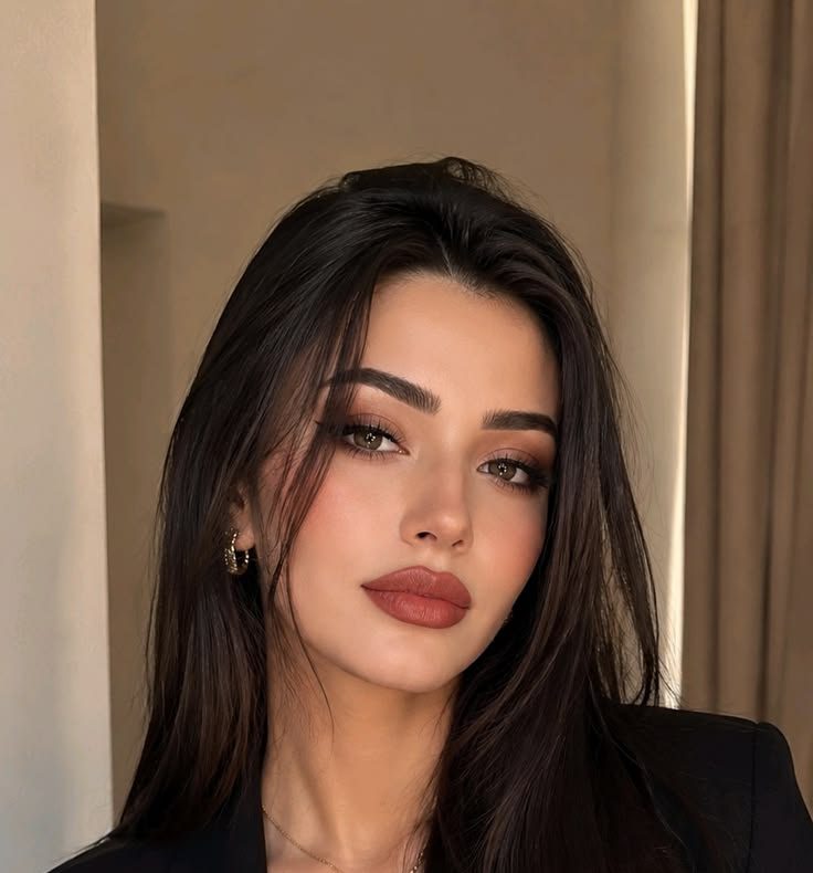 رژلب گوشتی - خط لب گوشتی