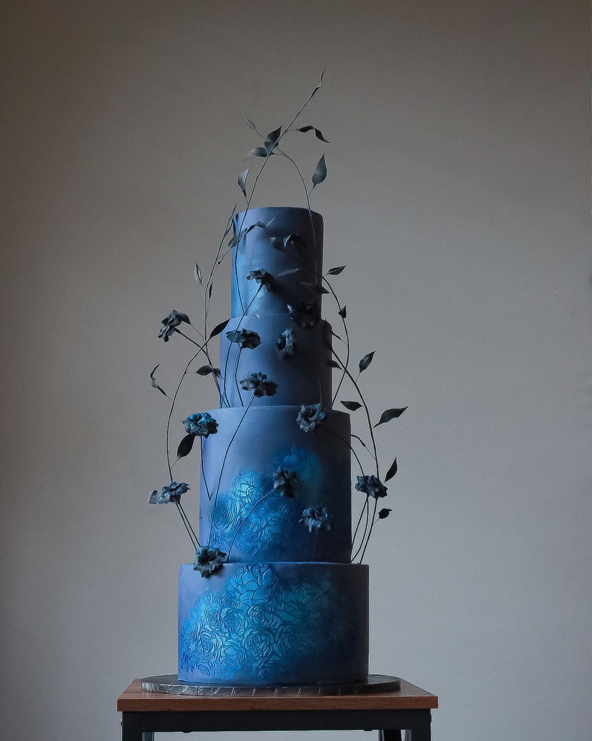 کیک تولد سرمه ای