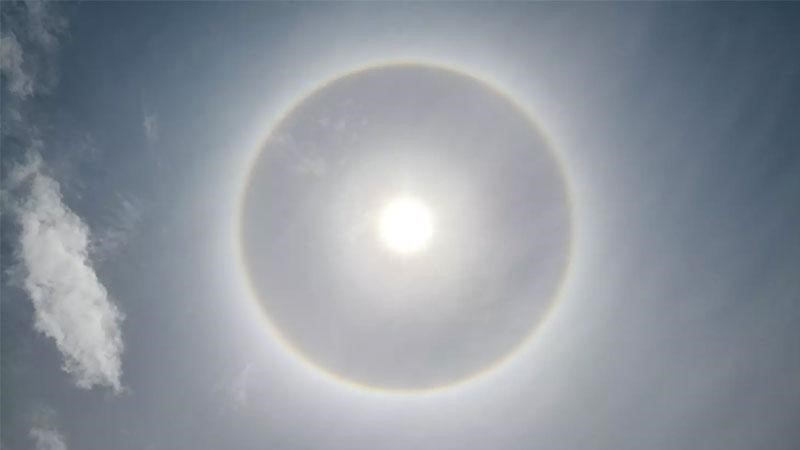 Seeing optical halo can be a serious warning for eye diseases and blind dangers.