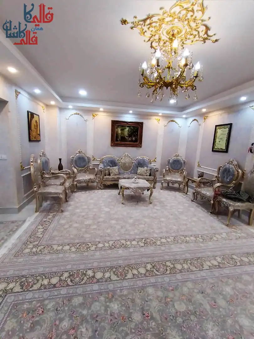نمایی از دکوراسیون کلاسیک یکی از مشتریان قالی کاشان با فرش زمینه روشن و طراحی اصیل کاشانی
