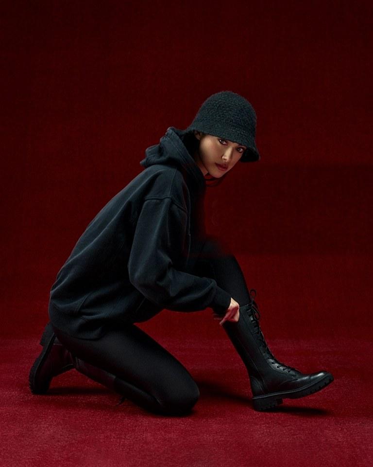 استایل مونوکروم با بوت اسپرت دخترانه