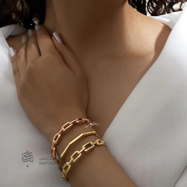 مدلهای دستبند طلا بر روی دست یک خانم